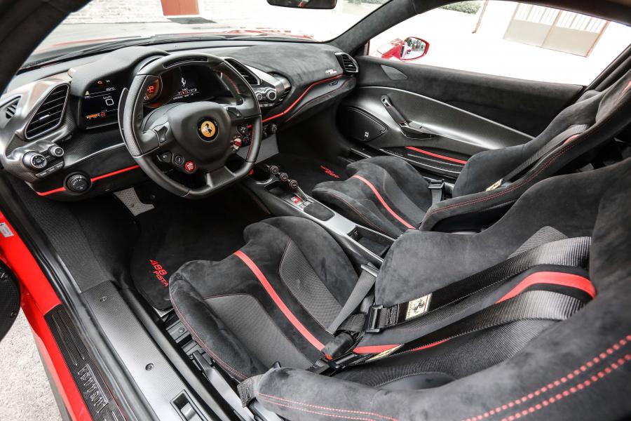 Интерьер Ferrari 488 Pista 2018 года  (WW) (фото 22 из 42)